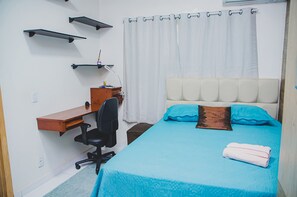 A bedroom with a bed, a desk, and a chair. - Casa Pet Friendly em Condom nio c Vaga em Marituba (Marituba)