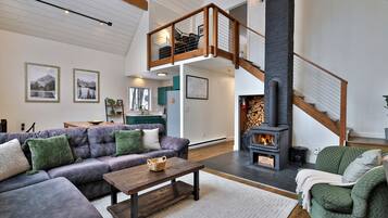 House, 4 Bedrooms | Living area | Smart TV