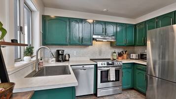 House, 4 Bedrooms | Private kitchen | Fridge, oven, coffee/tea maker, toaster