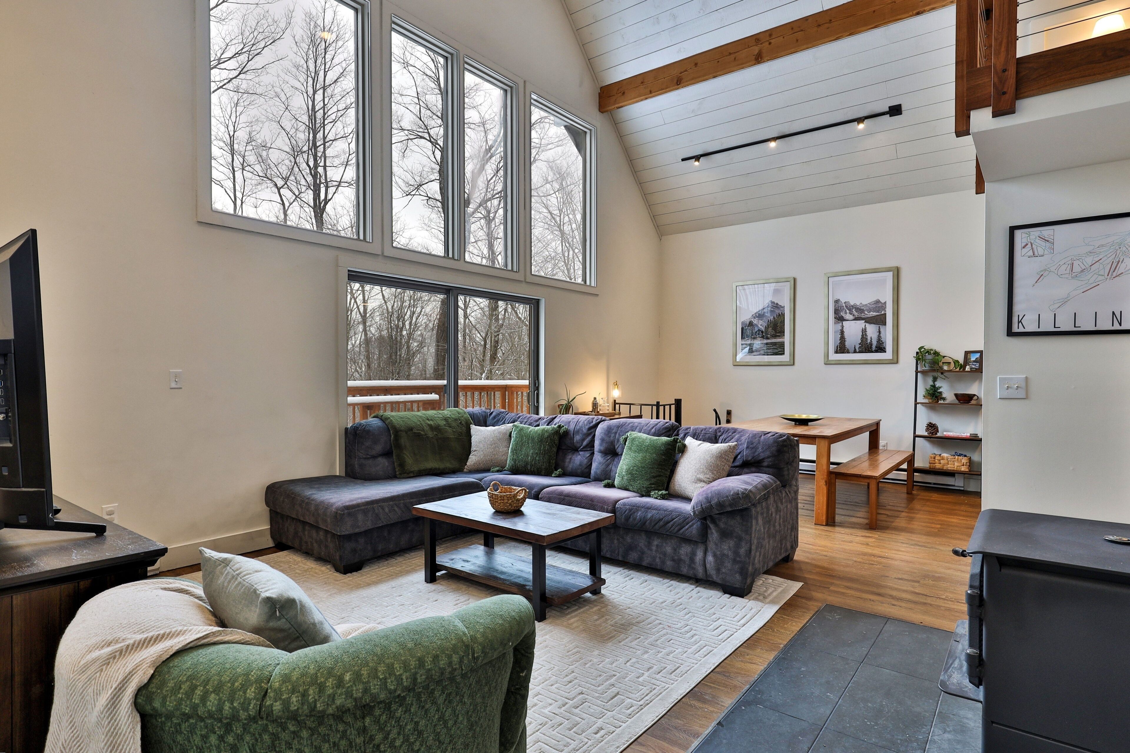 House, 4 Bedrooms | Living area | Smart TV