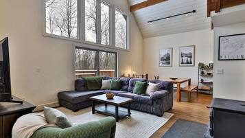 House, 4 Bedrooms | Living area | Smart TV