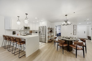 Appart'hôtel, 2 chambres | Cuisine privée | Cafetière/bouilloire, réfrigérateur, four, bouilloire électrique