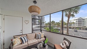 Condo, 2 quartos | Área de estar | Smart TV