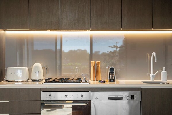 Réfrigérateur, four à micro-ondes, un four, surface de cuisson