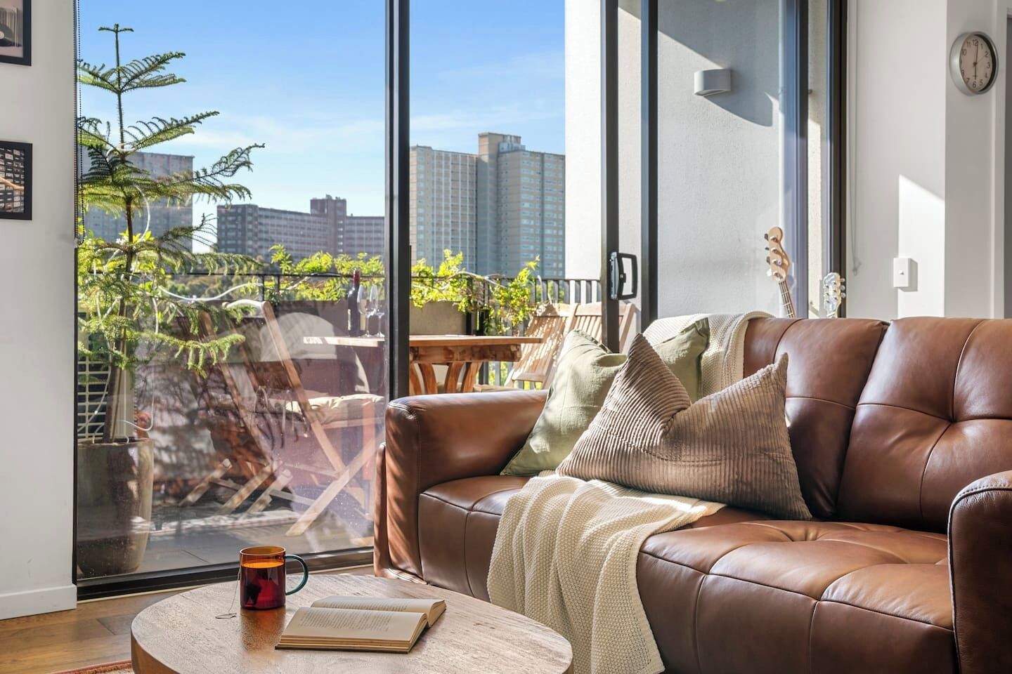 Een televisie, boeken en een stereo