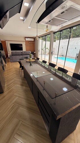 Sobrado completo na área turística de Foz, ideal grupos e famílias. Com piscina