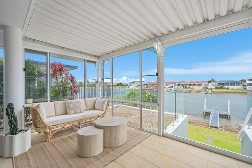 Little Beauty on the Canals