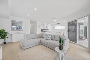 Smart TV - Little Beauty on the Canals (Port Macquarie)