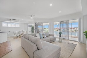 Smart TV - Little Beauty on the Canals (Port Macquarie)