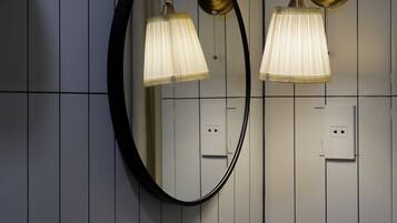 Design Room | Bathroom | Shower, free toiletries, hair dryer, towels