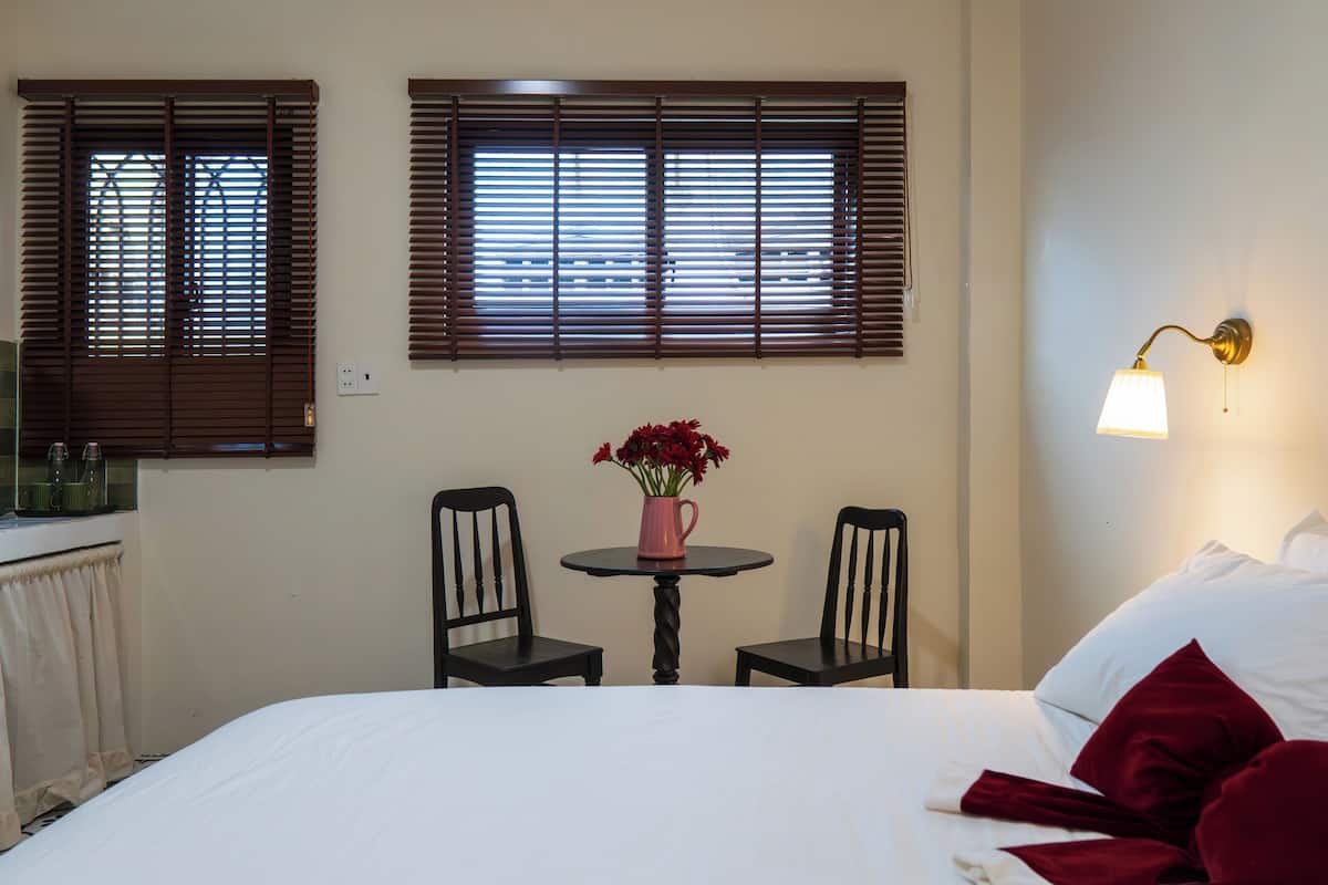 Senior-Zimmer | Laptopgeeigneter Arbeitsplatz, kostenloses WLAN