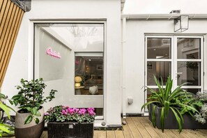 3 bedrooms - Luxury 3BR Mews Home w Courtyard AC Terrace (London)