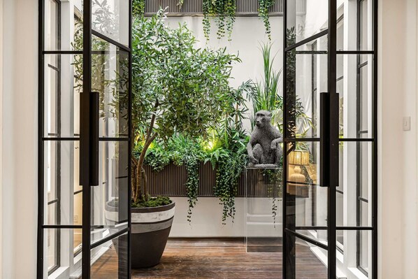House - Luxury 3BR Mews Home w Courtyard AC Terrace (London)
