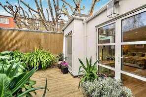 3 bedrooms - Luxury 3BR Mews Home w Courtyard AC Terrace (London)