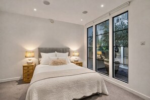 House | 3 bedrooms - Luxury 3BR Mews Home w Courtyard AC Terrace (London)