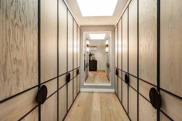 3 bedrooms - Luxury 3BR Mews Home w Courtyard AC Terrace (London)