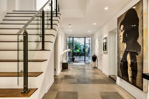 House | 3 bedrooms - Luxury 3BR Mews Home w Courtyard AC Terrace (London)