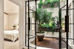 3 bedrooms - Luxury 3BR Mews Home w Courtyard AC Terrace (London)