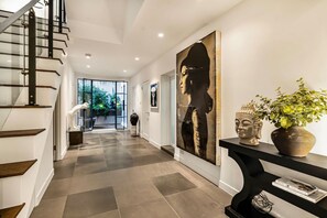 3 bedrooms - Luxury 3BR Mews Home w Courtyard AC Terrace (London)