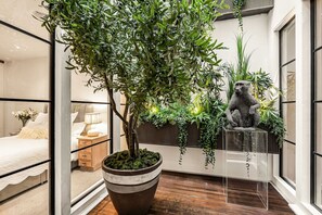 House - Luxury 3BR Mews Home w Courtyard AC Terrace (London)