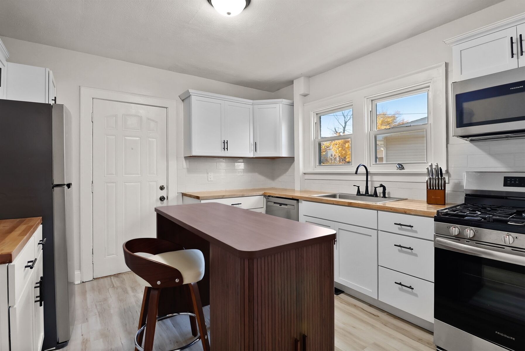 Kylskåp, mikrovågsugn, ugn och spishäll