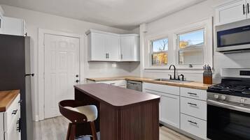 Kylskåp, mikrovågsugn, ugn och spishäll