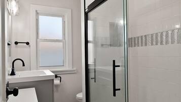 Een douche, een haardroger, handdoeken