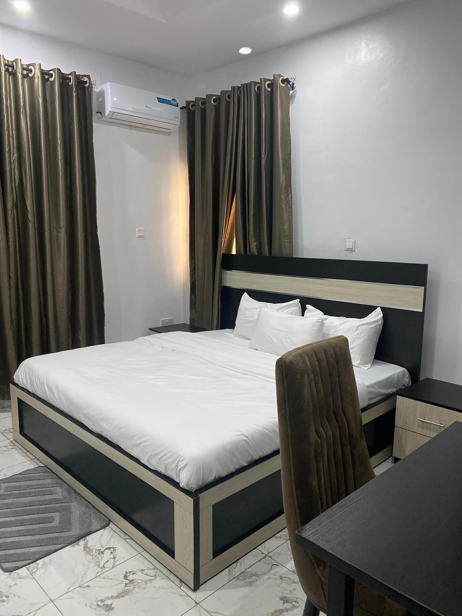 Deluxe-Doppelzimmer, Blick auf den Innenhof | Schreibtisch, laptopgeeigneter Arbeitsplatz, kostenloses WLAN