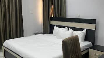 Deluxe-Doppelzimmer, Blick auf den Innenhof | Schreibtisch, laptopgeeigneter Arbeitsplatz, kostenloses WLAN