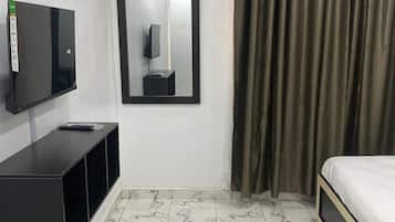 Deluxe-Doppelzimmer, Blick auf den Innenhof | Schreibtisch, laptopgeeigneter Arbeitsplatz, kostenloses WLAN