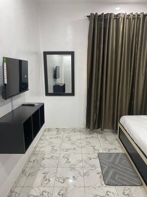 Doppia Deluxe, vista cortile | Una scrivania, postazione laptop, Wi-Fi gratuito