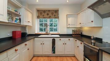 Batterie de cuisine, vaisselle et ustensiles