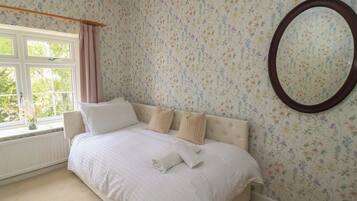 Cottage | 4 bedrooms, individually decorated, individually furnished, free WiFi