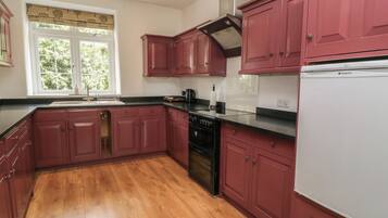 Cottage | Private kitchen | Cookware/dishes/utensils