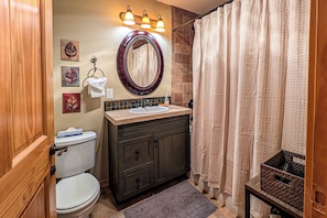 Shower, hair dryer, towels - Beautiful Tucker Mountain Lodge 1 bedroom + den close to the lifts (Copper Mountain)