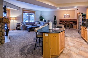 Interior - Beautiful Tucker Mountain Lodge 1 bedroom + den close to the lifts (Copper Mountain)