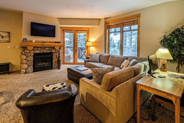 TV, fireplace - Beautiful Tucker Mountain Lodge 1 bedroom + den close to the lifts (Copper Mountain)