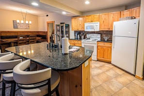 Fridge, microwave, oven, stovetop - Beautiful Tucker Mountain Lodge 1 bedroom + den close to the lifts (Copper Mountain)