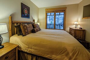 1 bedroom, iron/ironing board, free WiFi, bed sheets - Beautiful Tucker Mountain Lodge 1 bedroom + den close to the lifts (Copper Mountain)