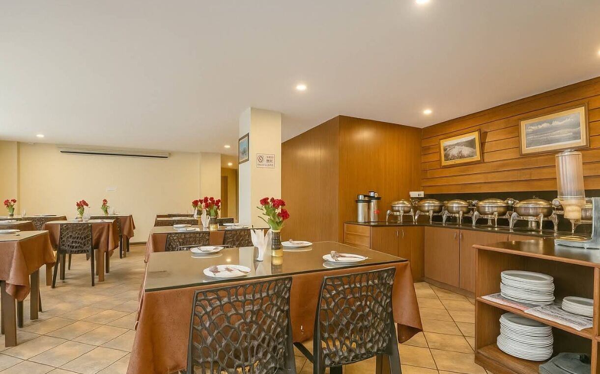 อาหารเช้าแบบคอนติเนนทัลทุกวัน (INR 500 ต่อคน)