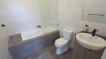 Room, 1 Bedroom | Bathroom