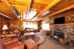 TV, fireplace, DVD player - House on High - In Town - Fireplace - Mountain Views (Red River)