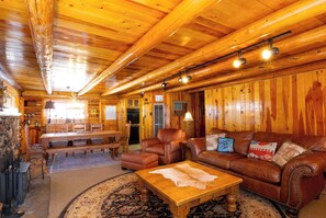 TV, fireplace, DVD player - House on High - In Town - Fireplace - Mountain Views (Red River)
