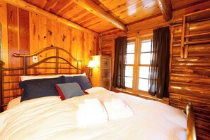 3 bedrooms, iron/ironing board, free WiFi, bed sheets - House on High - In Town - Fireplace - Mountain Views (Red River)