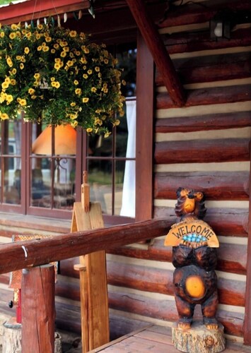 House on High - In Town - Fireplace - Mountain Views