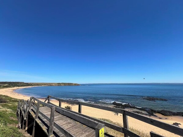 Beach - Dong‘s Holiday Home on Phillip Island (Cowes)