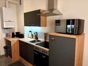 Fridge, microwave, oven, stovetop - Vienna Homey Place - Spacious 70m2 Apartment (vie)