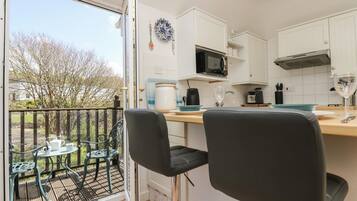 Rentaplats i utensilis de cuina, vaixella i coberteria