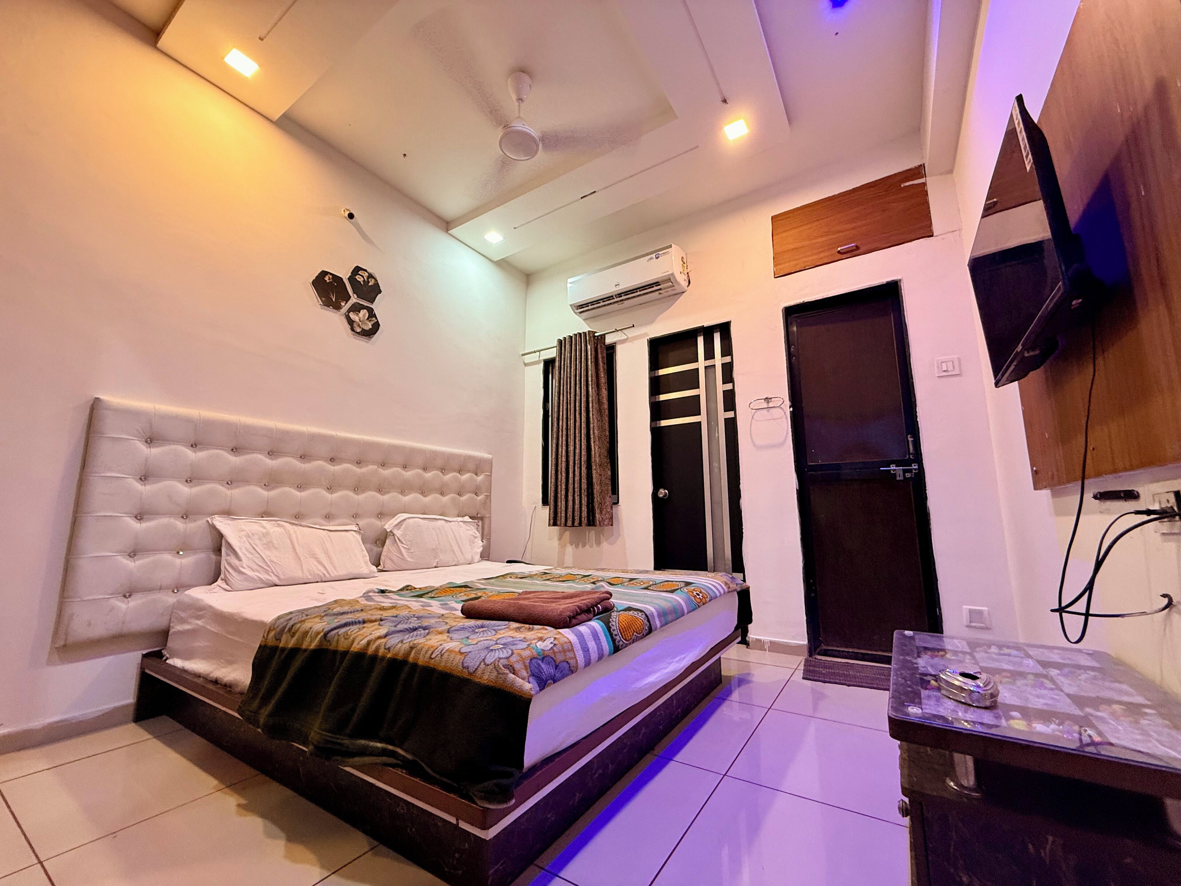 スタンダード ルーム | デスク、WiFi (無料)、ベッドシーツ