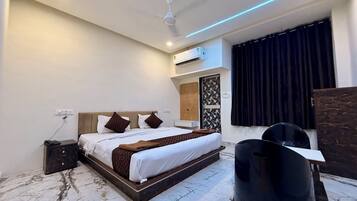 مكتب وواي فاي مجانًا وملاءات أسرّة